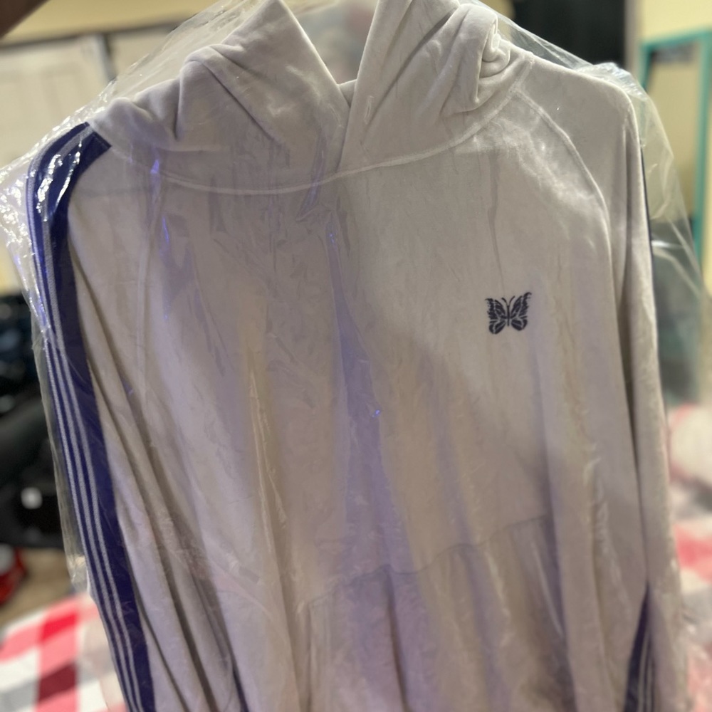 A vintage-inspired hoodie handmade in Japan from a cotton & polyester fabric.